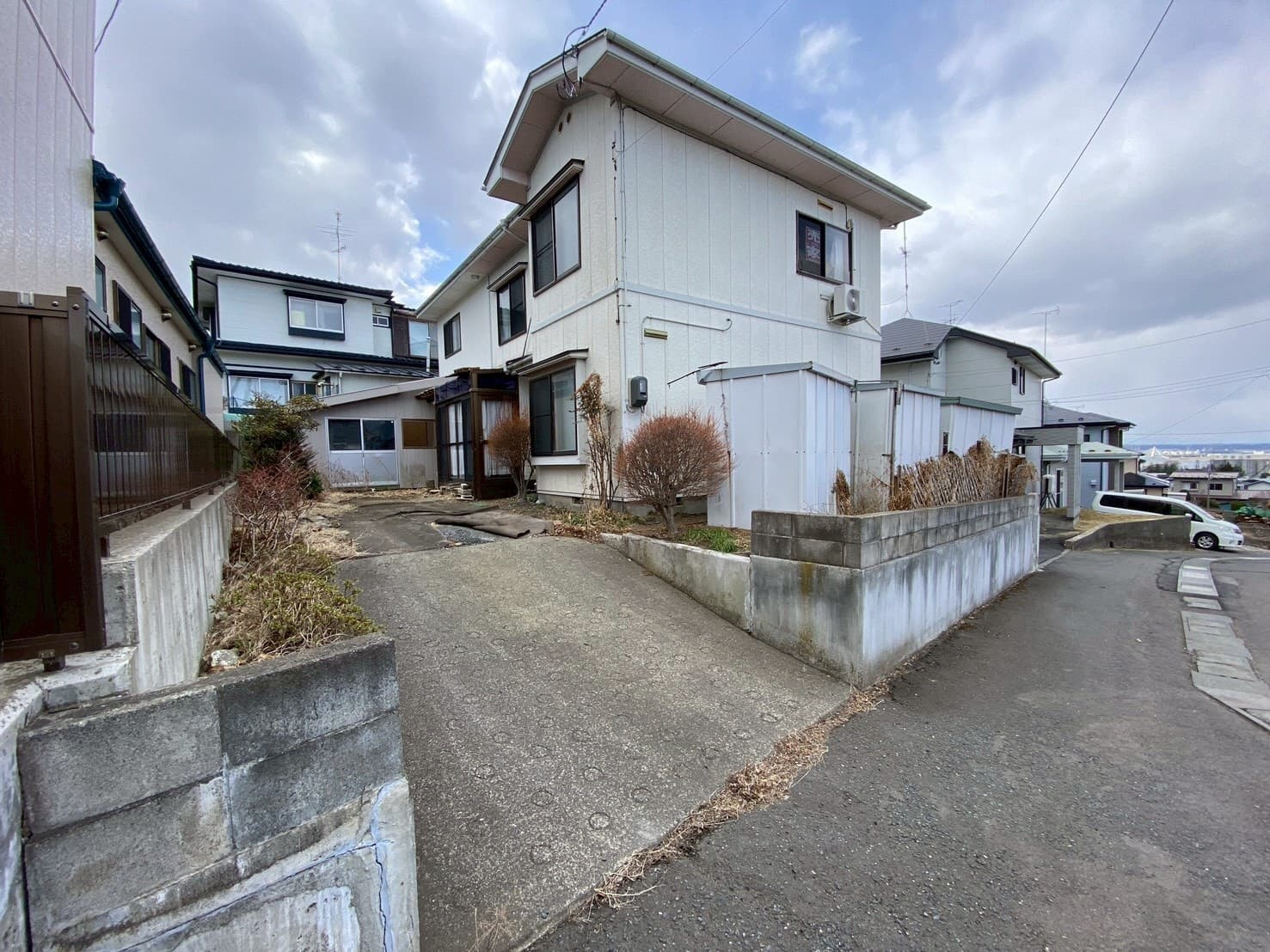 八戸市大字鮫町字ハン木沢 / 350万円 / 5LDK+